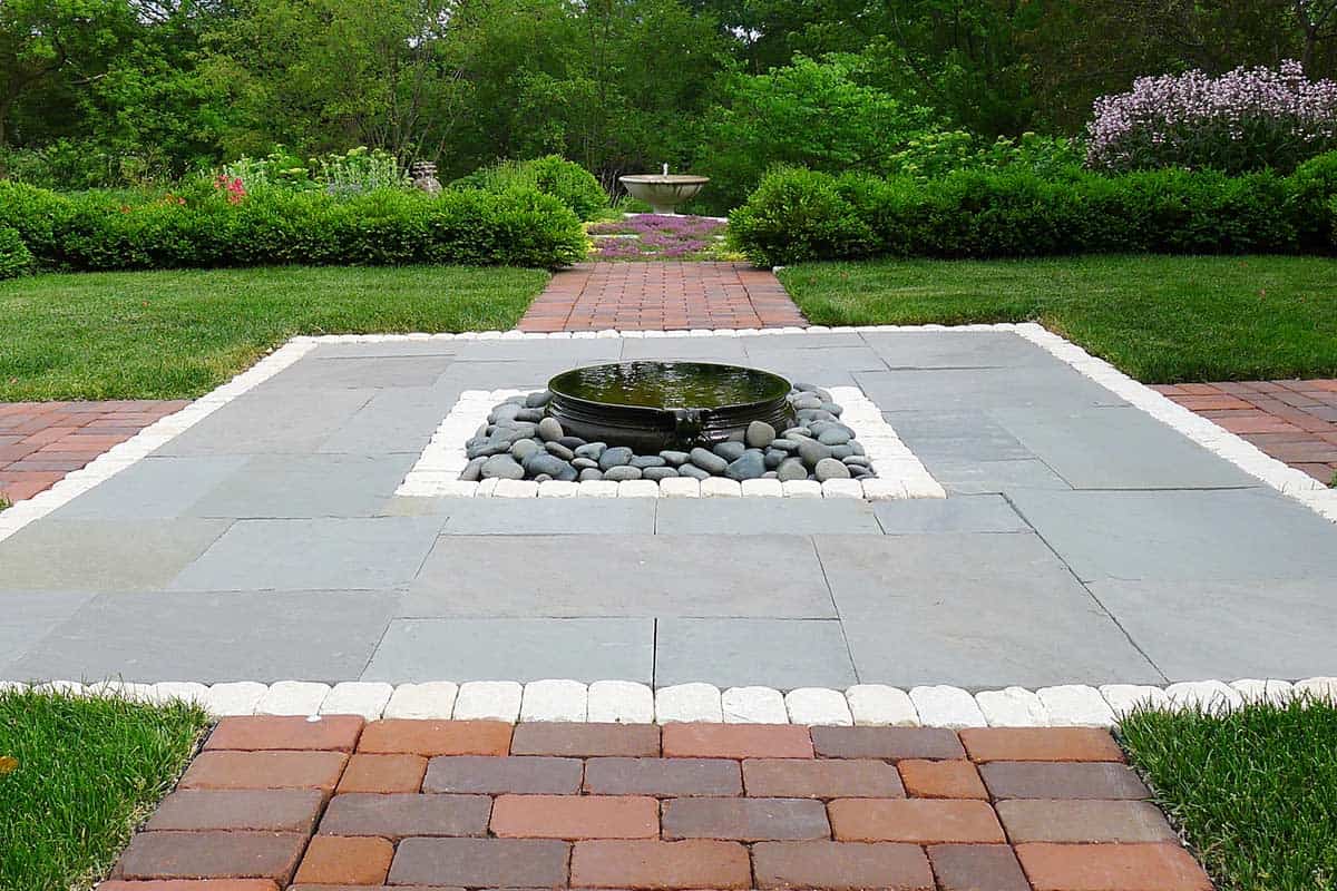 brick-walk-bluestone-inlay-cobble-border