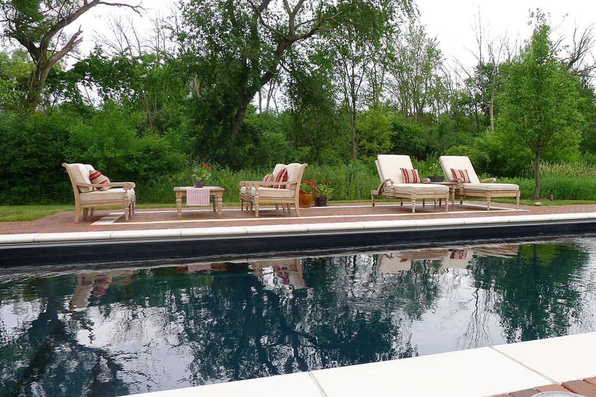 natural-pool-setting-black-bottom
