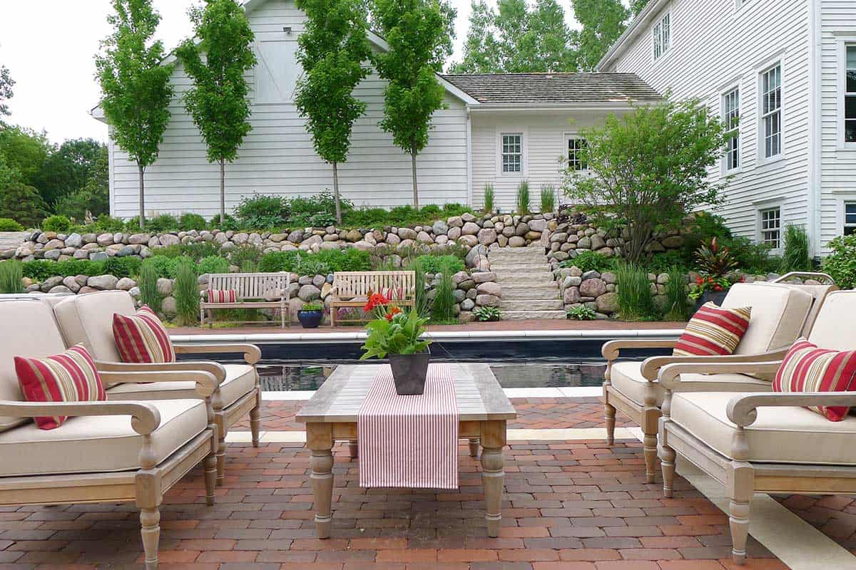 seating-by-pool