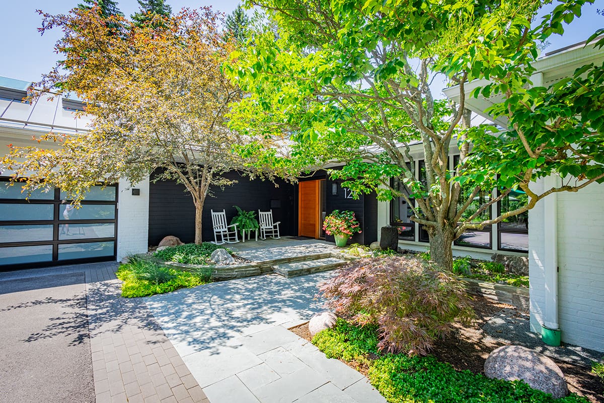 mix of bluestone and pavers in front entry garden